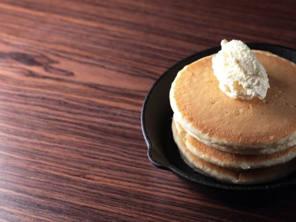 メインのパンケーキは北海道産の高品質な小麦とフランスの有名ブランド、エシレバターや生のフルーツを贅沢に使用した八戸初の本格派パンケーキです。