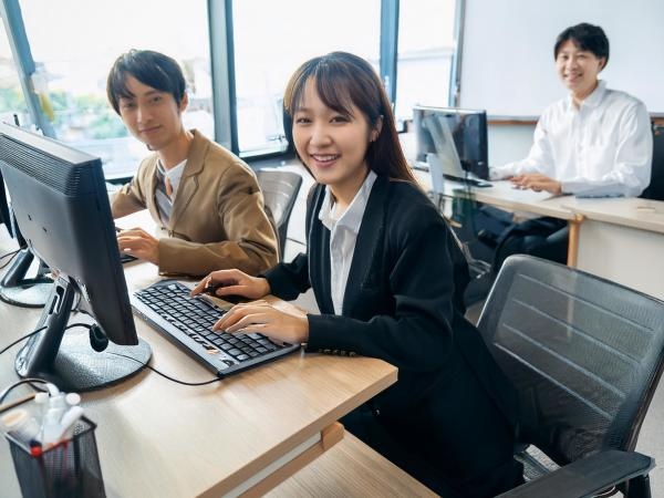 年三回くらい著名な経営者を招いてマネージメントミーティングを開催しています。