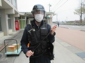 ヘルメット・防弾チョッキ・警棒を装備します。