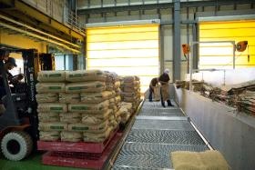 玄米の投入 大型の精米機へ投入していきます