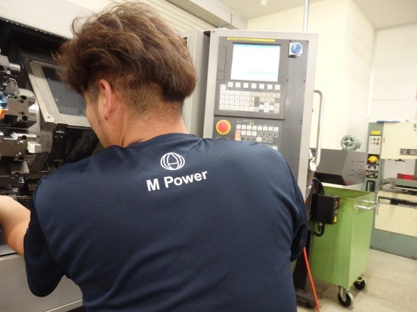 生産技術・精密部品加工業の技術スタッフ（未経験OK・住宅手当あり）