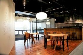 本社２階／社員が自由に使えるカフェスペースがあります