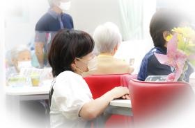 勤務中のスタッフ