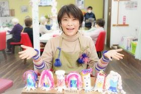 勤務中のスタッフ（アート工作レク担当）