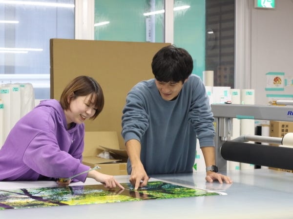 印刷したフィルムの確認を行っています。巨大なシールになりますので細かい確認が必要です。