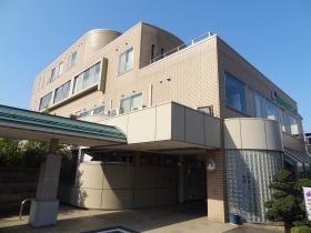 建物は４階建てで、２階以上が入院患者のいる病棟になります。