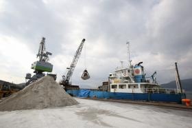 バラ積船の荷役作業