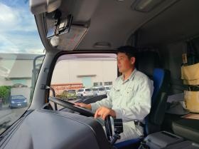 トラック運転席