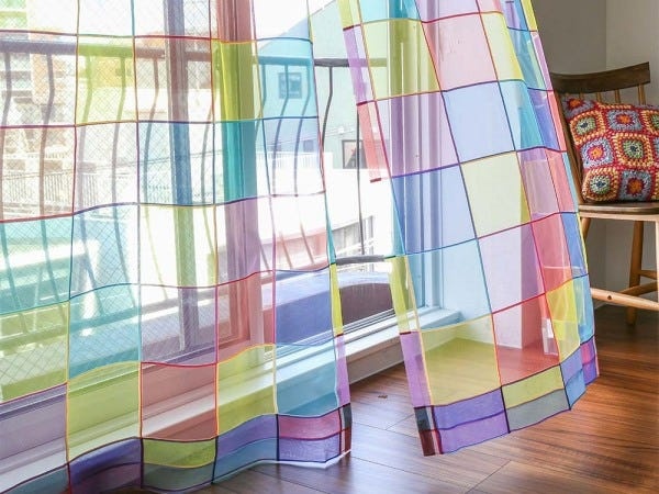 当社オリジナルのステンドグラスレースカーテン。昭和レトロの雰囲気が漂うカーテンで大ヒット中です。