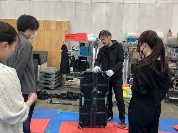 倉庫スタッフ・検品スタッフ・LEDビジョンの検品業務