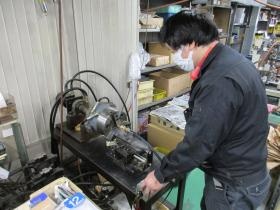 ホースねじ締め作業風景