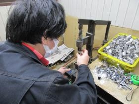 ホース金具圧入作業風景６