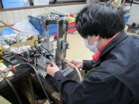 ホース刻印作業風景