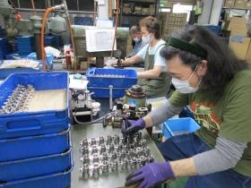 製造ライン社員作業風景１