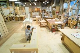 福井工場の製造現場（ウッド・クリエイターの仕事場）