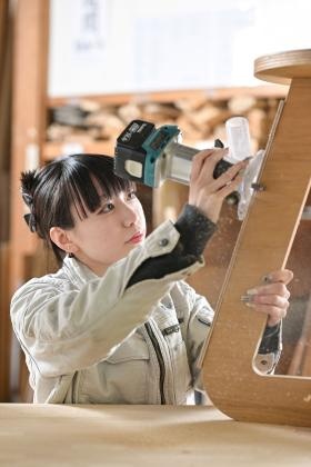 女性木工職人（ウッド・クリエイター）の作業風景