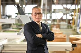 代表画像（全館冷暖房空調設備導入の工場を背景に）