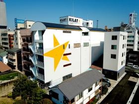 自社通販サイトＫＩＬＡＴの★のロゴが目印のビルです。