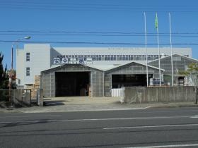 歩道車道側からになります。貨物車両に気をつけてお入り下さい。