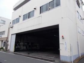 千住営業所 一階が整備室兼車庫になります。