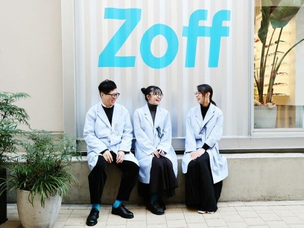 「普段はメガネをかけない」という方も大歓迎！大切なのは「人が好き」「お客様を笑顔にしたい」という気持ちです♪