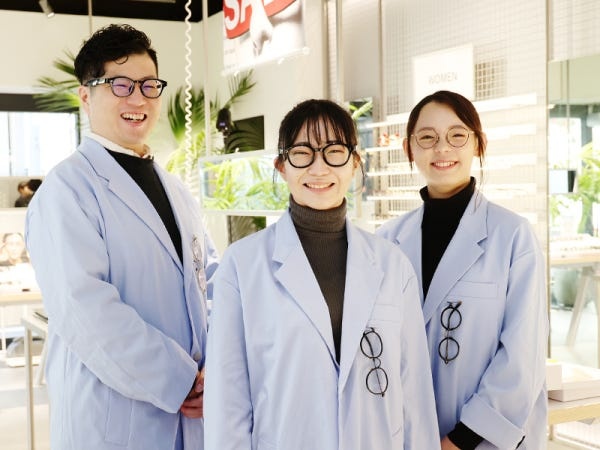 研修制度が整っているので、未経験の方も安心してスタートできます。先輩がイチから丁寧にお教えするので、何でも聞いてくださいね！