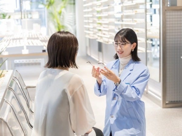 「メガネをファッションアイテムにしよう」という想いのもと、日本全国で店舗展開を続けています！
