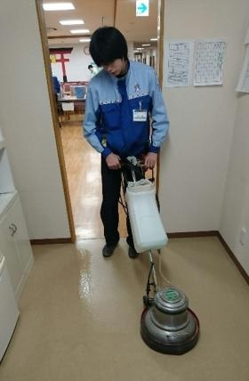 若いスタッフによるポリッシャー床面洗浄の様子
