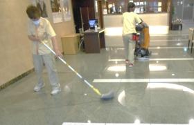 女性たちも活躍する床面清掃