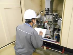 設備係の施設機械点検の様子