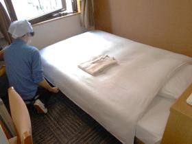 ホテル客室 ベッドメイク