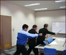 警備係の教育実技指導の様子