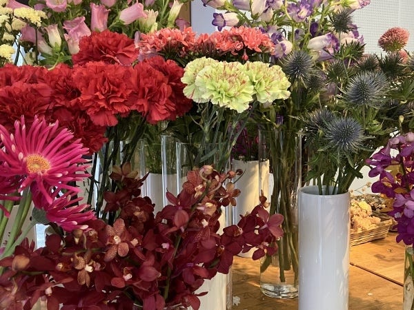 色とりどりのお花や草木に囲まれながらお仕事ができます！