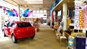 ショールーム内部の様子です。右奥にスタッフルームがございます