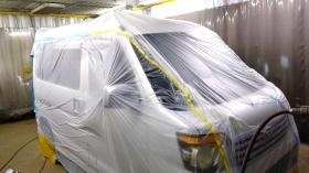 鈑金塗装工場の塗装ブース内部の様子です。