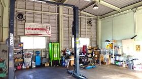 男鹿店工場内部です。主に新車の架装作業などを行っています。