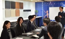 専門講師を招いた社内での勉強会の様子