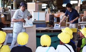 岐阜工場での小学生見学受入れの様子
