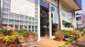 四季の花が咲く街角でお客様をお迎えしている美容室です