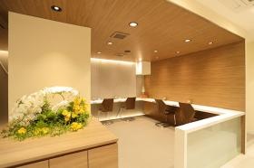 ４店舗全て受付のお花は毎週変えています。