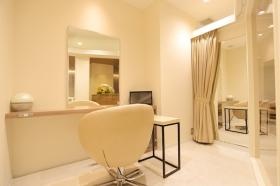 お客様が個室で施術を受けられるスペースも御座います。