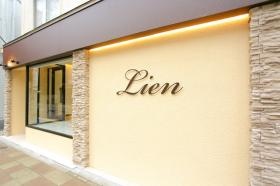 明るい外観の入口です。