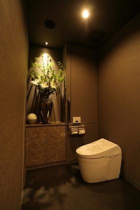 車椅子でも入れるように設計されたお手洗いです。