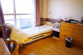 窓の外には田園風景が広がり、心落ち着く居室です。