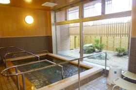 浴室からゆったりと中庭を眺めることができます