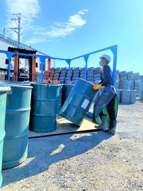 回収されたドラム缶を選別しラインへ運びます
