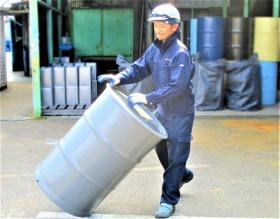 ドラム缶は傾けて回転させて移動します