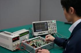 電子回路設計：自社製品の検査・評価の風景