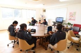 休憩時間は和気あいあいとしています。