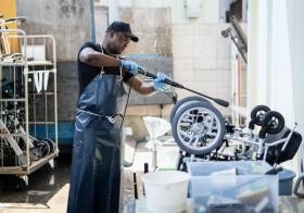 車いすの洗浄作業